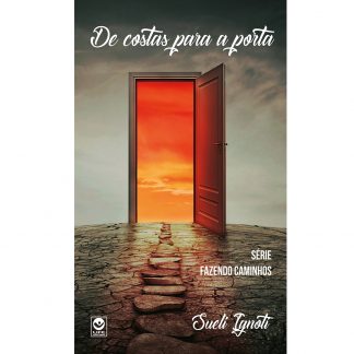 De costas para a  porta